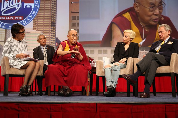 ༧གོང་ས་མཆོག་གིས་ཨ་རིའི་ནང་གི་གྲོང་ཁྱེར་སྤྱི་ཁྱབ་པའི་ལྷན་ཚོགས་ཐེངས་༨༤་པའི་ཐོག་བཀའ་སློབ་གནང་བཞིན་པ། ༢༠༡༦།༦།༢༦ ༧གོང་ས་མཆོག་གིས་ཨ་རིའི་ནང་གི་གྲོང་ཁྱེར་སྤྱི་ཁྱབ་པའི་ལྷན་ཚོགས་ཐེངས་༨༤་པའི་ཐོག་བཀའ་སློབ་གནང་བཞིན་པ། ༢༠༡༦།༦།༢༦