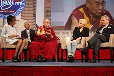 ༧གོང་ས་མཆོག་གིས་ཨ་རིའི་ནང་གི་གྲོང་ཁྱེར་སྤྱི་ཁྱབ་པའི་ལྷན་ཚོགས་ཐེངས་༨༤་པའི་ཐོག་བཀའ་སློབ་གནང་བཞིན་པ། ༢༠༡༦།༦།༢༦