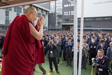 ༧གོང་ས་མཆོག་གིས་ཉི་ཧོང་གི་ཨོ་ས་ཀ་གྲོང་ཁྱེར་གྱི་ནང་ཡོད་པའི་སེའི་ཕྷུ་སློབ་གྲྭ་ཆེ་བའི་སློབ་ཕྲུག་ཚོར་བཀའ་སློབ་གནང་སྐབས། ༢༠༡༦།༡༡།༡༠