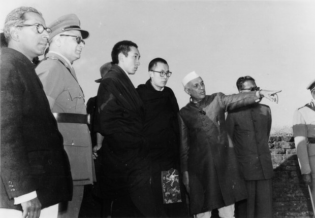 ༧གོང་ས་མཆོག་དང་པཎ་ཆེན་རིན་པོ་ཆེ་རྣམ་གཉིས་རྒྱ་གར་ལ་ཕེབས་ནས་སྲིད་བློན་ནེཧ་རུ་དང་མཇལ་སྐབས། ༡༩༥༧ ༧གོང་ས་མཆོག་དང་པཎ་ཆེན་རིན་པོ་ཆེ་རྣམ་གཉིས་རྒྱ་གར་ལ་ཕེབས་ནས་སྲིད་བློན་ནེཧ་རུ་དང་མཇལ་སྐབས། ༡༩༥༧