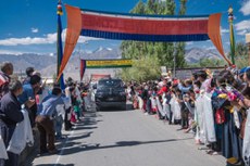 ༧གོང་ས་རྒྱལ་བ་རིན་པོ་ཆེ་མཆོག་ལ་དྭགས་སླེ་ཞི་བའི་ཚལ་ཕོ་བྲང་ལ་ཞབས་སོར་འཁོད་སྐབས། ༢༠༡༧།༦།༢༨