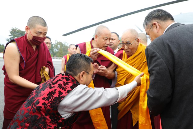 ༸གོང་ས་མཆོག་རྒྱ་གར་འབྲས་ལྗོངས་མངའ་སྡེའི་ནང་ཞབས་སོར་བདེ་བར་འཁོད་པ། ༸གོང་ས་མཆོག་རྒྱ་གར་འབྲས་ལྗོངས་མངའ་སྡེའི་ནང་ཞབས་སོར་བདེ་བར་འཁོད་པ།