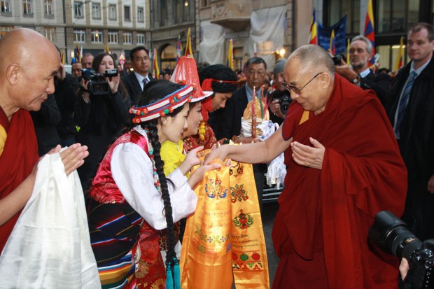 ༧གོང་ས་མཆོག་ཨ་རི་ནས་སུད་སི་ལ་ཞབས་སོར་བདེ་འཁོད་གནང་སྐབས། ༢༠༡༥།༢།༦