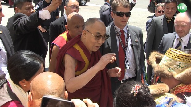 ༧གོང་ས་མཆོག་ཨ་རིའི་ཀེ་ལི་ཕོར་ནེ་ཡའི་Orange County་ནང་ཞབས་སོར་འཁོད་སྐབས། ༢༠༡༦།༦།༡༦ ༧གོང་ས་མཆོག་ཨ་རིའི་ཀེ་ལི་ཕོར་ནེ་ཡའི་Orange County་ནང་ཞབས་སོར་འཁོད་སྐབས། ༢༠༡༦།༦།༡༦