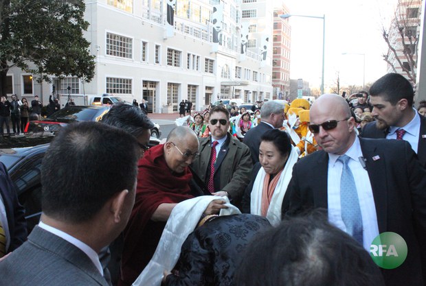 ༧གོང་ས་མཆོག་ཨ་མི་རི་ཀའི་རྒྱལ་སར་ཞབས་སོར་འཁོད་བཞིན་པ། ༢༠༡༥།༢།༣