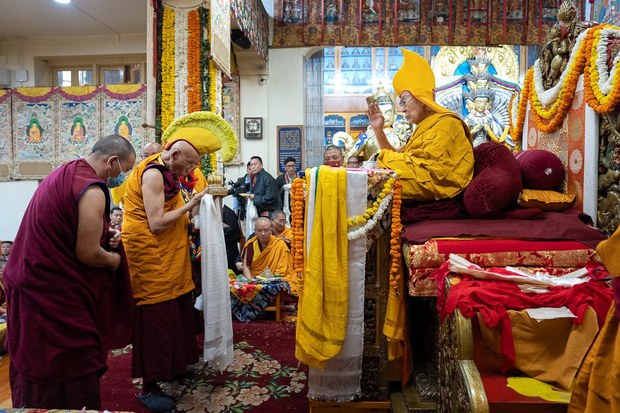 ༸གོང་ས་མཆོག་ལ་སྒྲོལ་དཀར་ཡིད་བཞིན་འཁོར་ལོའི་ཆོ་གའི་སྒོ་ནས་བརྟན་བཞུགས་བསྟར་འབུལ་ཞུས་པ།