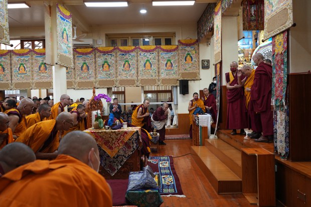 དྭང་སློབ་དམག་སྒར་གྱི་མ་ཧ་གུ་རུའི་འབུམ་ཚོགས་ཀྱི་ཚོགས་མགོན་དུ་༸གོང་ས་༸སྐྱབས་མགོན་ཆེན་པོ་མཆོག་ཆིབས་སྒྱུར་བསྐྱངས་ཡོད་པ། དྭང་སློབ་དམག་སྒར་གྱི་མ་ཧ་གུ་རུའི་འབུམ་ཚོགས་ཀྱི་ཚོགས་མགོན་དུ་༸གོང་ས་༸སྐྱབས་མགོན་ཆེན་པོ་མཆོག་ཆིབས་སྒྱུར་བསྐྱངས་ཡོད་པ།