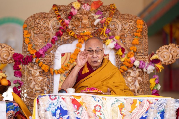 ༸གོང་ས་མཆོག་ལ་ལ་དྭགས་ནང་ཚོགས་དང་དགོན་ཚོགས་གཉིས་ནས་བརྟན་བཞུགས་བསྟར་འབུལ་ཞུས་པ།