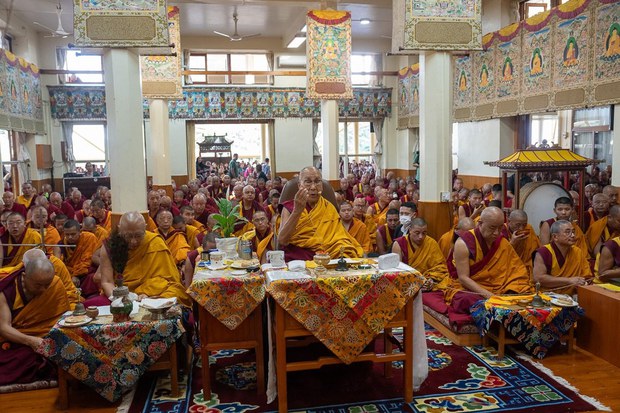 ༧གོང་ས་༧སྐྱབས་མགོན་ཆེན་པོ་མཆོག་མ་ཎིའི་དུང་སྒྲུབ་ཀྱི་ཚོགས་མགོན་དུ་༧ཆིབས་བསྒྱུར་གྱིས། སེམས་པ་བཟང་པོ་དང་ཀུན་ལ་ཕན་སེམས་བཅང་དགོས་པའི་བཀའ་སློབ་སྩལ་པ།