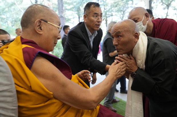 ༧གོང་ས་སྐྱབས་མགོན་ཆེན་པོ་མཆོག་གིས་སྐུ་སྲུང་ཟུར་པ་༢༨༠ལྷག་ལ་མཇལ་ཁ་སྩལ་འདུག ༧གོང་ས་སྐྱབས་མགོན་ཆེན་པོ་མཆོག་གིས་སྐུ་སྲུང་ཟུར་པ་༢༨༠ལྷག་ལ་མཇལ་ཁ་སྩལ་འདུག