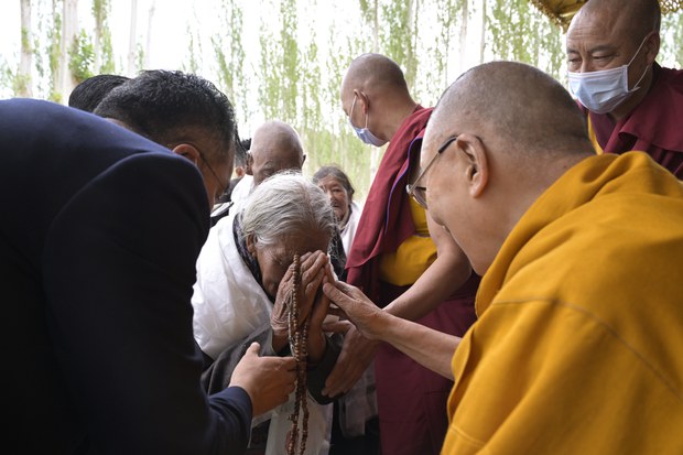 ༸གོང་ས་མཆོག་གིས། བོད་ཡིག་དེ་གལ་འགངས་ཆེན་པོ་ཆགས་ཡོད་ཅེས་བཀའ་སྩལ་བ།