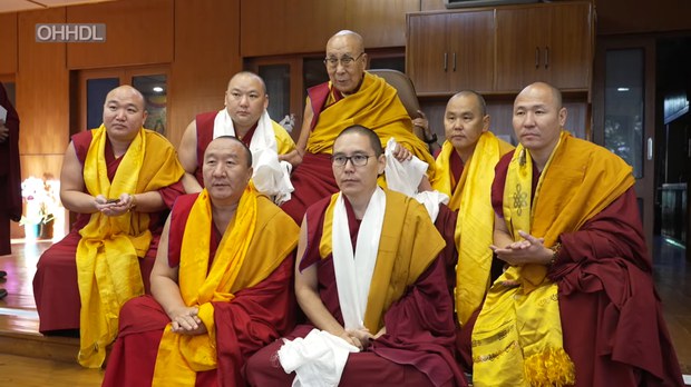 ༸གོང་ས་མཆོག་གིས། སོག་པོའི་དགེ་བཤེས་ལྷ་རམས་པ་དང་བཀའ་བཅུ་པ་རྣམས་ལ་མཇལ་ཁ་དང་བཀའ་སློབ་སྩལ་འདུག