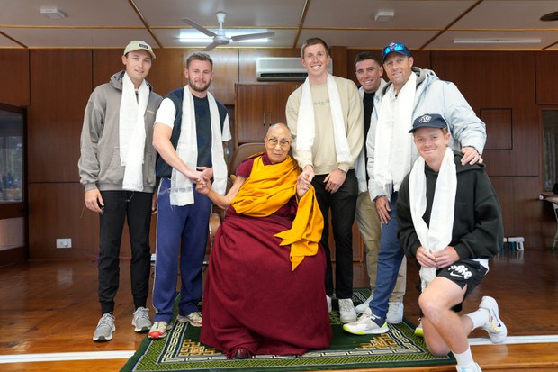 ༸གོང་ས་མཆོག་གིས་དབྱིན་ཡུལ་རྒྱལ་ཁབ་ཀྱི་དབྱུག་རྩེད་པ་ཁག་ཅིག་ལ་མཇལ་ཁ་སྩལ་བ། ༸གོང་ས་མཆོག་གིས་དབྱིན་ཡུལ་རྒྱལ་ཁབ་ཀྱི་དབྱུག་རྩེད་པ་ཁག་ཅིག་ལ་མཇལ་ཁ་སྩལ་བ།