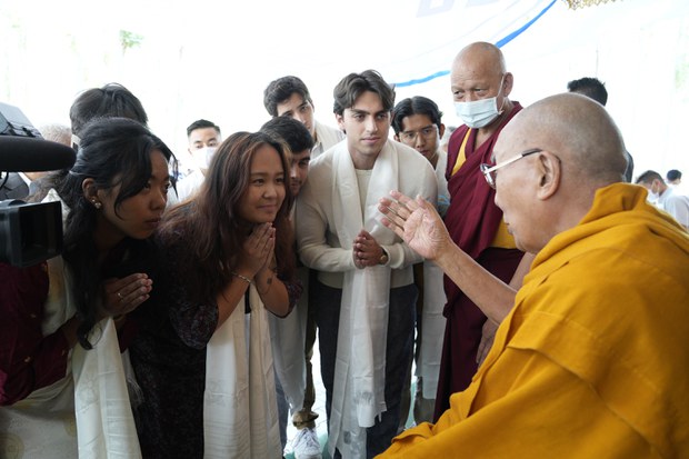 ༸གོང་ས་མཆོག་གིས། བཟང་ཕྱོགས་ཀྱི་བློ་དེ་མང་དུ་གཏོང་དགོས། ཞེས་ཨ་རིའི་ཧར་ཝརཌ་སློབ་མ་ཁག་ཅིག་ལ་བཀའ་སྩལ་བ།