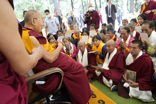 ༸གོང་ས་མཆོག་གིས། མ་ཎི་ཡིག་དྲུག་འདོན་སྐབས་རྒྱུ་ཕྱུག་པོ་དང་། མིང་ཆེན་པོའི་ཆེད་གསོལ་བ་འདེབས་རྒྱུ་མེད་ཅེས་བཀའ་སློབ་སྩལ་བ།