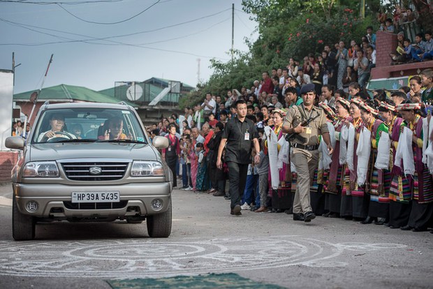 ༧གོང་ས་མཆོག་རྡ་སྟེང་བོད་ཁྱིམ་ནས་གསུངས་ཆོས་རྗེས་ཕོ་བྲང་ལ་ཕེབས་བཞིན་པ། ༢༠༡༥།༥།༢༩