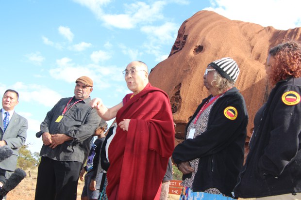 ༧གོང་ས་མཆོག་ཨའོསི་ཊརེ་ལི་ཡའི་གདོད་མའི་མི་རིགས་གནས་ཁུལ་ཨུ་ལུ་རུ་Uluruལ་ཕེབ་སཔ། ༢༠༡༥།༦།༡༣ ༧གོང་ས་མཆོག་ཨའོསི་ཊརེ་ལི་ཡའི་གདོད་མའི་མི་རིགས་གནས་ཁུལ་ཨུ་ལུ་རུ་Uluruལ་ཕེབ་སཔ། ༢༠༡༥།༦།༡༣