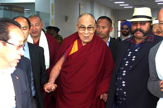 ༸གོང་ས་མཆོག་བཞུགས་སྒར་དུ་༸ཞབས་སོར་བཀོད་པ།
