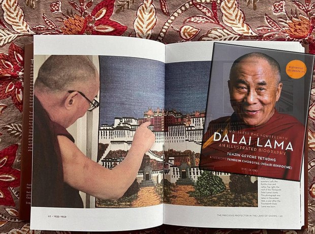 པར་རིས་སྣ་མང་འདུས་བའི་༧གོང་ས་མཆོག་གི་མཛད་རྣམ་ཕྱག་དེབ།