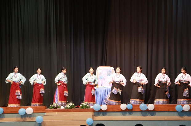 མེང་ལོར་དུ་མཐོ་སློབ་འགྲིམས་བཞིན་པའི་སློབ་མ་ཚོས་མཉམ་དུ་༧གོང་ས་མཆོག་གི་འཁྲུངས་སྐར་སྲུང་བརྩི་ཞུས་འདུག