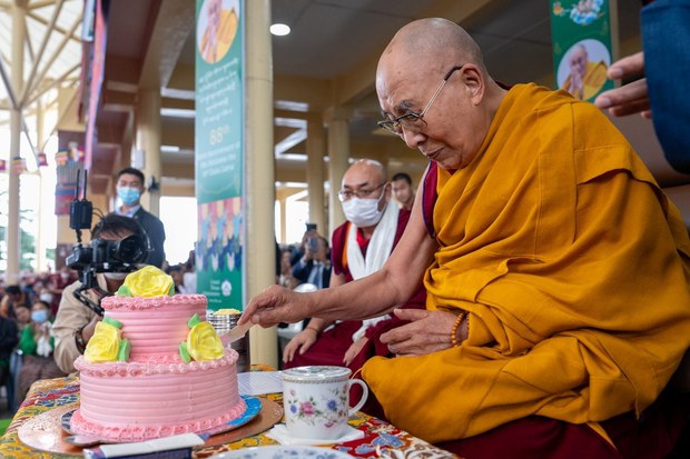 ༸སྐུའི་འཁྲུངས་སྐར་ཉིན་གང་ཉིད་མཆོག་འབྱུང་འགྱུར་ལོ་བཅུ་ཕྲག་འགའ་ཞིག་འཚོ་བཞུགས་ཀྱི་བཀའ་བཞེས་སྩལ་བ།