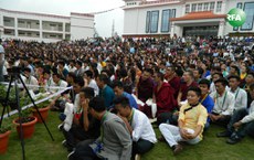 ༧གོང་ས་མཆོག་གིས་བྷེང་ལོར་ལ་ཡོད་པའི་ཏཱ་ལའི་བླ་མའི་མཐོ་རིམ་སློབ་གཉེར་ཁང་དབུ་འབྱེད་དང་བཀའ་སློབ་གནང་སྐབས། ༢༠༡༦།༡༢།༡༤