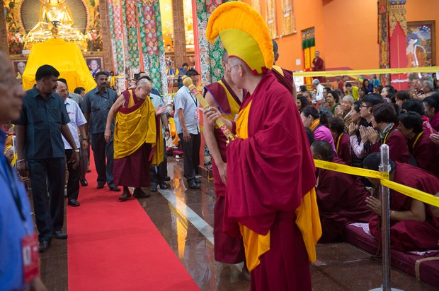 ༧གོང་ས་མཆོག་གིས་བཀྲ་ཤིས་ལྷུན་པོར་དད་ལྡན་ཆོས་ཞུ་བ་ཚོར་མཇལ་བཞིན་པ། ༢༠༡༥།༡༢།༢༡