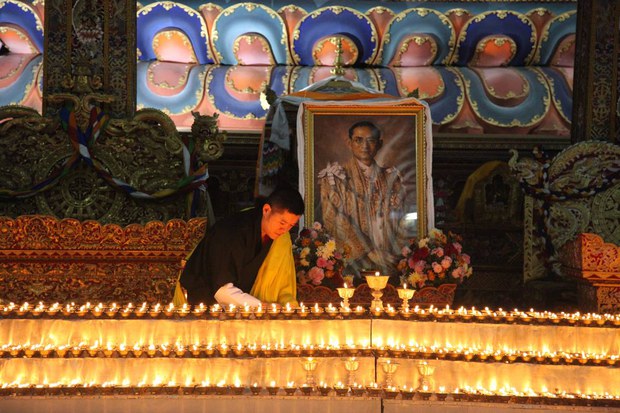 འབྲུག་རྒྱལ་བོ་མཆོག་གིས་ཐེ་ལེན་ཊེའི་རྒྱལ་པོ་འདས་གྲོངས་སུ་གྱུར་བར་མཆོད་འབུལ་གནང་བཞིན་པ། ༢༠༡༦།༡༠།༡༣