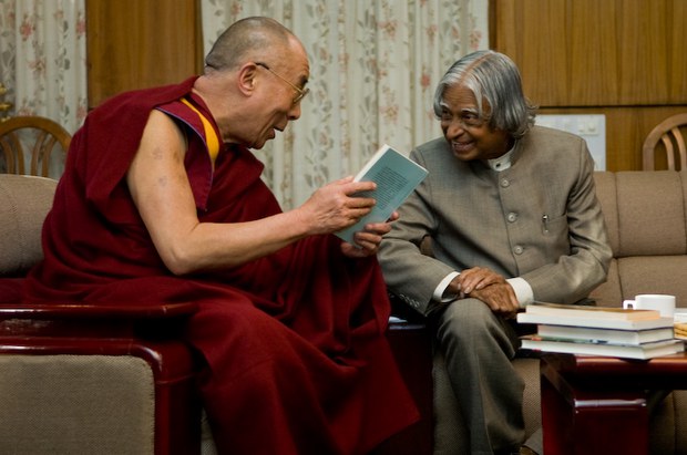 རྒྱ་གར་གྱི་སྲིད་འཛིན་ཟུར་པ་མཁས་དབང་ཨཔ་རྡུལ་ཀ་ལམ་མཆོགAbdul Kalamམཆོག་བཞུགས་སྒར་ཕོ་བྲང་ལ་ཕེབས་ནས་༧གོང་ས་མཆོག་དང་མཇལ་འཕྲད་གནང་སྐབས། ༢༠༠༩།༢།༢ རྒྱ་གར་གྱི་སྲིད་འཛིན་ཟུར་པ་མཁས་དབང་ཨཔ་རྡུལ་ཀ་ལམ་མཆོགAbdul Kalamམཆོག་བཞུགས་སྒར་ཕོ་བྲང་ལ་ཕེབས་ནས་༧གོང་ས་མཆོག་དང་མཇལ་འཕྲད་གནང་སྐབས། ༢༠༠༩།༢།༢