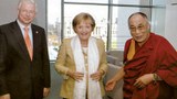 ༧གོང་ས་སྐྱབས་མགོན་ཆེན་པོ་མཆོག་དང་འཇར་མན་གྱི་སྲིད་བློན་ལྕམ་ཨན་གེ་ལ་མར་ཀེལ་(Angela Merkel)མཇལ་འཕྲད་སྐབས། ༢༠༠༧