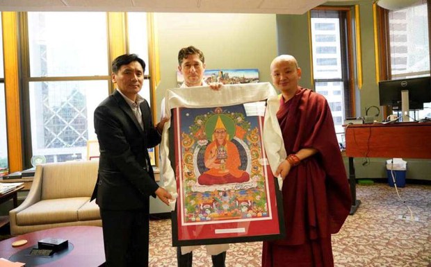 ཨ་རིའི་མི་ནི་ཡ་པོ་ལིསི་གྲོང་ཁྱེར་ནང་༧གོང་ས་ཏཱ་ལའི་བླ་མ་མཆོག་གི་ཉིན་མོ་ཞེས་སྲུང་བརྩི་ཞུས་འདུག