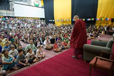 ༧གོང་ས་མཆོག་གིས་རྒྱ་གར་གྱི་རྒྱལ་ས་ལྡི་ལིར་ཡོད་པའི་ཨ་མི་རི་ཀའི་གཞུང་ཚབ་ཀྱི་སློབ་གྲྭའི་དགེ་ལས་ཡོངས་ལ་སྙིང་རྗེ་དང་ཀུན་ཁྱབ་འགན་འཁུར་ཐད་བཀའ་སློབ་གནང་སྐབས། ༢༠༡༦།༤།༨
