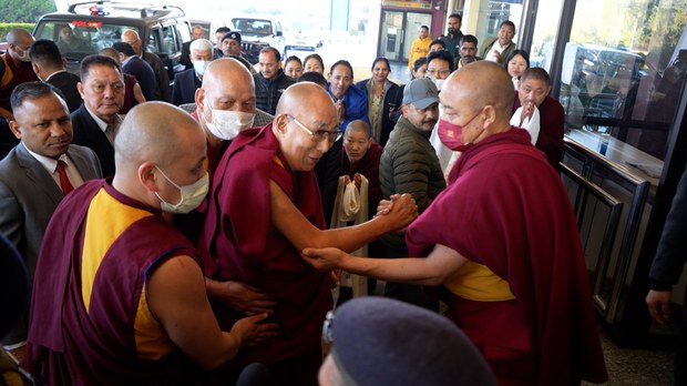 བོད་མིའི་དབུ་ཁྲིད་༧གོང་ས་མཆོག་རྒྱ་གར་འབྲས་ལྗོངས་མངའ་སྡེའི་ནང་ཆིབས་སྒྱུར་ཆེད། བཞུགས་སྒར་ནས་རྒྱ་གར་རྒྱལ་ས་ལྡི་ལི་གསར་པ་རུ་ཞབས་སོར་འཁོད་ཡོད་པ།