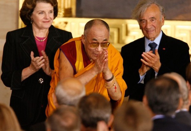 ཨ་རིའི་གྲོས་ཚོགས་ཀྱིས་༧གོང་ས་མཆོག་ལ་གསེར་གྱི་གཟེངས་རྟགས་འབུལ་སྐབས། ༢༠༠༧།༡༠།༡༧