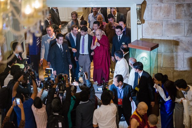 ༧གོང་ས་མཆོག་རྒྱ་གར་སྦེང་ལོར་གྱི་ཕྱིའི་གཞུང་ཚབ་ལས་བྱེད་ཚོར་མཇལ་བར་ཕེབས་སྐབས་གསར་འགོད་པ་ཚོས་ཕེབས་སྒུག ༢༠༡༥།༡༢།༦