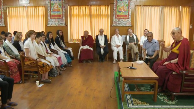 ༧གོང་ས་མཆོག་གིས་ཨ་རིའི་གཞོན་སྐྱེས་སློབ་ཕྲུག་ཁག་གཅིག་ལ་བཀའ་སློབ་སྩལ་སྐབས། ༢༠༡༨།༦།༡
