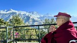 ༸གོང་ས་མཆོག་གིས་ཕོ་བྲང་ཡངས་སྟེང་དུ་བཞུགས་སྒར་རྡ་སའི་གངས་རིར་གཟིགས་ཞིབ་མཛད་པ།