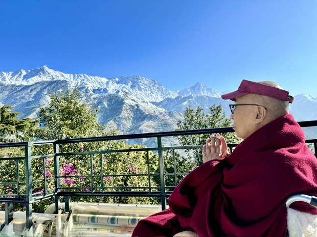 ༸གོང་ས་མཆོག་གིས་ཕོ་བྲང་ཡངས་སྟེང་དུ་བཞུགས་སྒར་རྡ་སའི་གངས་རིར་གཟིགས་ཞིབ་མཛད་པ།
