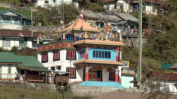 ཨ་རུ་ན་ཅལ་ཁུལ་དུ་ལོ་རྒྱུས་རང་བཞིན་ལྡན་པའི་༸གོང་ས་མཆོག་གི་བྲོས་བྱོལ་ཕེབས་ལམ་དེ་ཉིད་ཉར་ཚགས་ཆེད་ལས་གཞི་མགོ་འཛུགས་གནང་འདུག