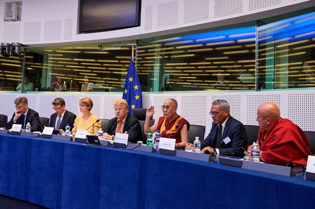 ༧གོང་ས་མཆོག་གིས་ཡོ་རོབ་གྲོས་ཚོགས་ཀྱི་ཕྱི་འབྲེལ་ཚོགས་ཆུང་ནང་བཀའ་སློབ་གནང་སྐབས། ༢༠༡༦།༩།༡༥