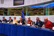 ༧གོང་ས་མཆོག་གིས་ཡོ་རོབ་གྲོས་ཚོགས་ཀྱི་ཕྱི་འབྲེལ་ཚོགས་ཆུང་ནང་བཀའ་སློབ་གནང་སྐབས། ༢༠༡༦།༩།༡༥