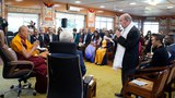 འགྲོ་བ་མི་གཅིག་གྱུར་གྱི་འདུ་ཤེས་སྤེལ་རྒྱུ་གལ་ཆེན་ཡིན་པའི་སྐོར། ༸གོང་ས་མཆོག་གིས་ཏཱ་ལའི་བླ་མ་ཧྥུ་ལོ་ཞེས་པའི་ལས་གཞིའི་ཁོངས་ཀྱི་སློབ་ཕྲུག་དང་དགེ་རྒན་ཆེན་མོ་བ་སོགས་བཀའ་བསྩལ་བ།