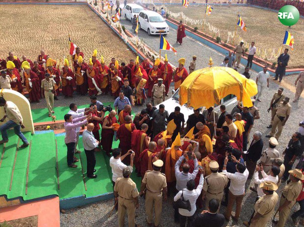 ༧གོང་ས་མཆོག་དགའ་ལྡན་ཁྲི་ཐོག་ཁང་དབུ་འབྱེད་གནང་བར་ཕེབས་བཞིན་པ། ༢༠༡༥།༡༢།༨