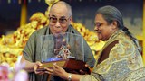 མེས་པོ་དམ་པ་གྷན་རྡི་(Mahtama Gandhi)ཡི་ཁྱིམ་རྒྱུད་ཀྱིས་༧གོང་ས་མཆོག་ལ་གན་རྡི་སྐུ་བརྙན་ཕུལ་བཞིན་པ། ༢༠༡༢།༡།༡