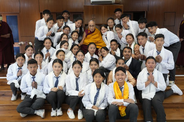 ཤེས་ཡོན་ནི་དེབ་ནང་ཡོད་པ་ཡིན་ཤག་བྱེད་པ་དེ་ཙམ་མིན་པར། སོ་སོས་བསམ་བློ་བཏང་སྟེ་གནས་ཚུལ་མང་པོ་དཔྱད་བསྡུར་བྱེད་རྒྱུ་གལ་ཆེན་རེད་ཅེས། ༸གོང་ས་མཆོག་གིས།