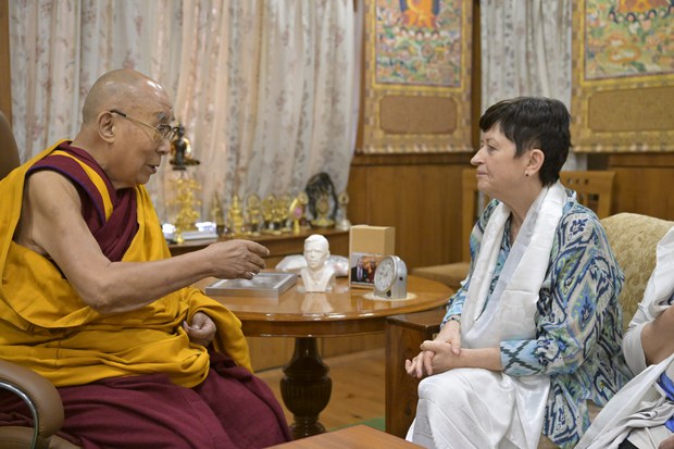 ༸གོང་ས་མཆོག་གིས་ཅེག་སྤྱི་མཐུན་རྒྱལ་ཁབ་ཀྱི་རྒྱ་གར་གཞུང་ཚབ་པར་མཇལ་ཁ་སྩལ་བ། ༸གོང་ས་མཆོག་གིས་ཅེག་སྤྱི་མཐུན་རྒྱལ་ཁབ་ཀྱི་རྒྱ་གར་གཞུང་ཚབ་པར་མཇལ་ཁ་སྩལ་བ།