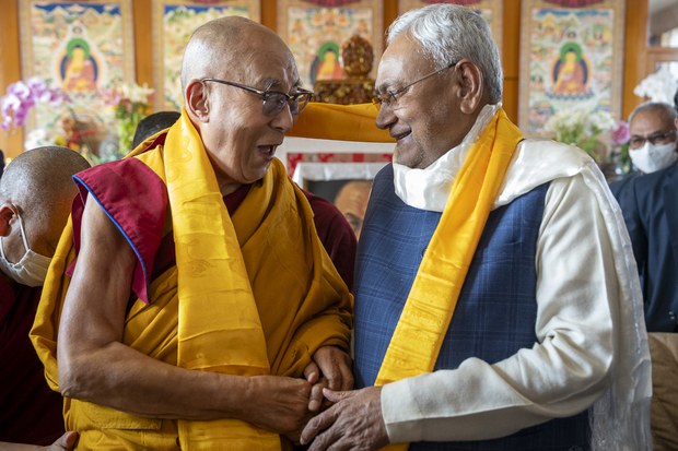 ༸གོང་ས་མཆོག་ནས་སྦི་ཧར་མངའ་སྡེའི་སྤྱི་ཁྱབ་བློན་ཆེན་མཆོག་ལ་མཇལ་ཁ་བསྩལ་བ།