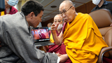 ཆབ་སྲིད་བཙོན་ཟུར་དོན་གྲུབ་དབང་ཆེན་ལགས་ཀྱིས་༸གོང་ས་མཆོག་ལ་མཇལ་ཁ་ཞུས་ཏེ། བོད་ནང་གི་བོད་མི་ཚོའི་མངོན་འདོད་སྐོར་གྱི་བརྙན་པར་སྤྱན་འབུལ་ཞུས་འདུག