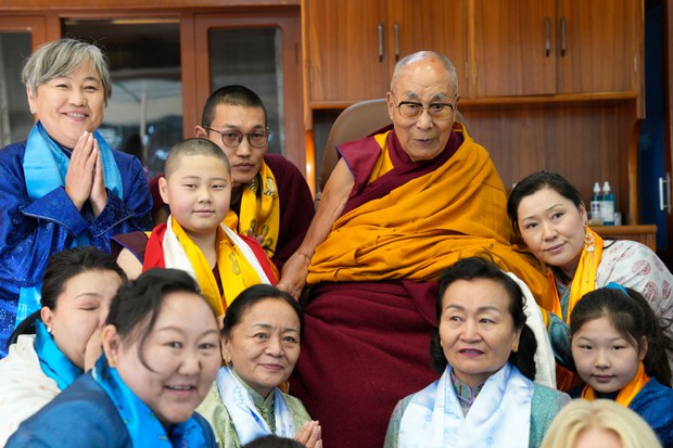 ༸གོང་ས་མཆོག་གིས་སོག་པོའི་བླ་ཆེན་བསྟན་དར་སྔགས་རམས་པའི་ཡང་སྲིད་ལ་མཇལ་ཁ་སྩལ་བ།