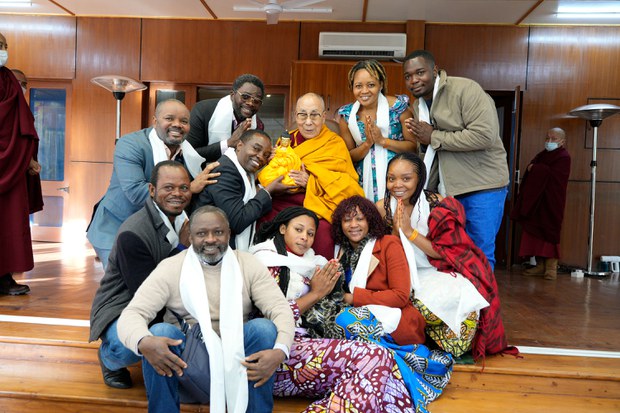 ༸གོང་ས་མཆོག་གིས་ཀོང་གྷོ་རྒྱལ་ཁབ་ཀྱི་བོད་བརྒྱུད་ནང་པའི་རྗེས་འཇུག་པ་ ༡༠ ལ་ལྗགས་ལུང་དང་མཇལ་ཁ་བསྩལ་བ། ༸གོང་ས་མཆོག་གིས་ཀོང་གྷོ་རྒྱལ་ཁབ་ཀྱི་བོད་བརྒྱུད་ནང་པའི་རྗེས་འཇུག་པ་ ༡༠ ལ་ལྗགས་ལུང་དང་མཇལ་ཁ་བསྩལ་བ།